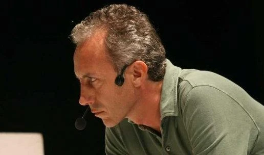 Bersaglia Travaglio:lo incontra al ristorantee gli tira un panino
