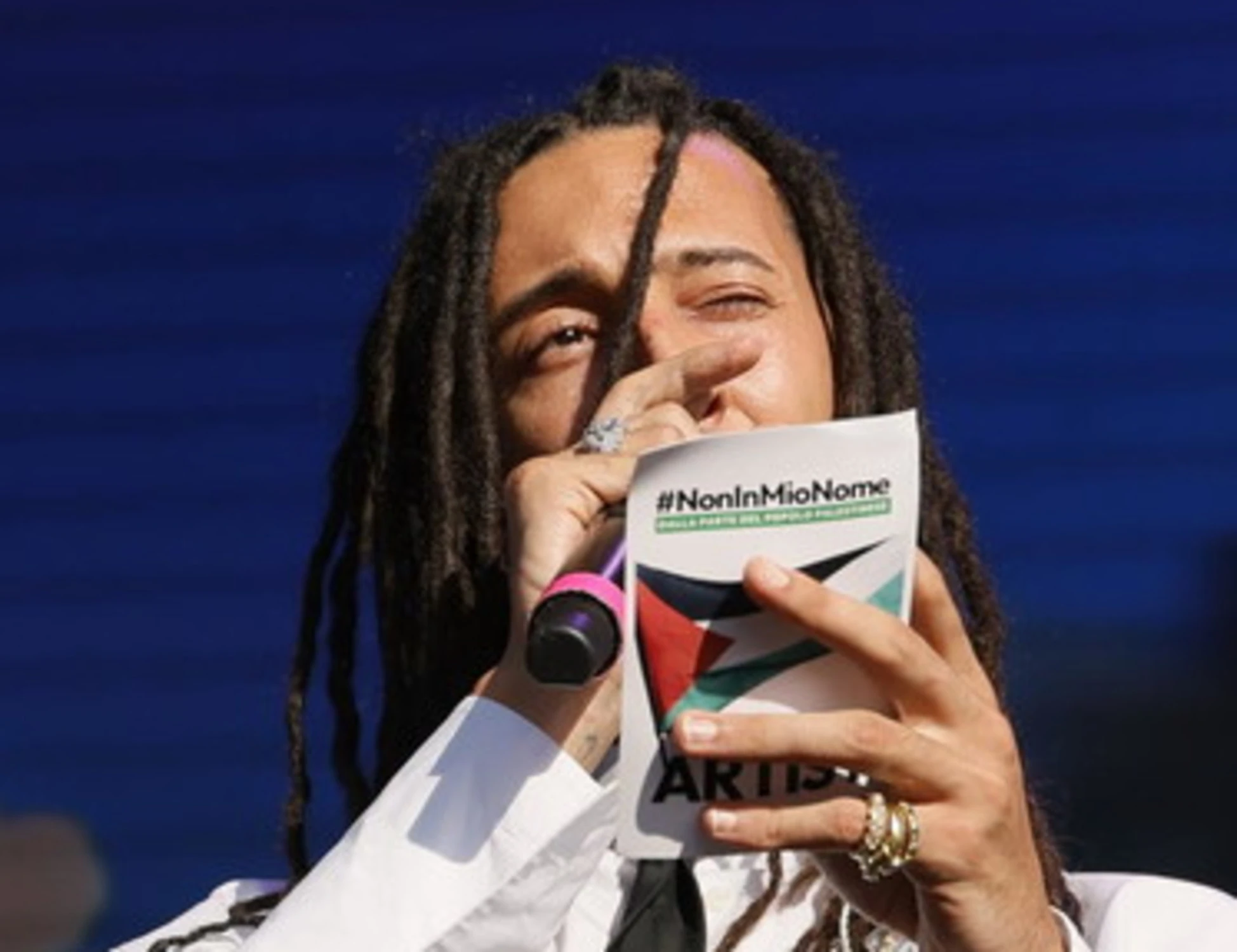 Che sciocchezza la scelta di Ghali, santo protettore dei maranza, per la cerimonia delle Olimpiadi