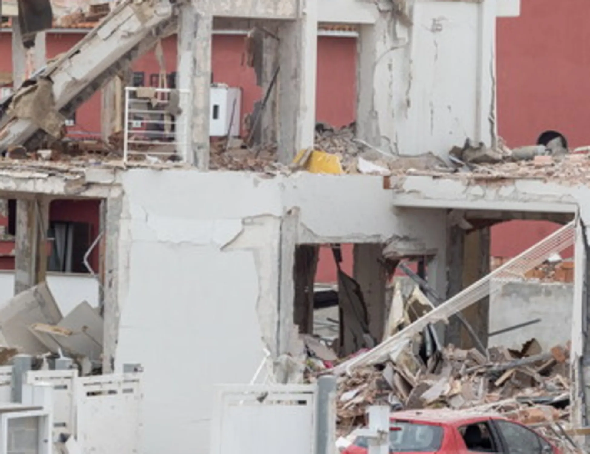 Leggi l'articolo: Esplode bombola gpl in casa: 2 feriti gravi, decine di sfollati