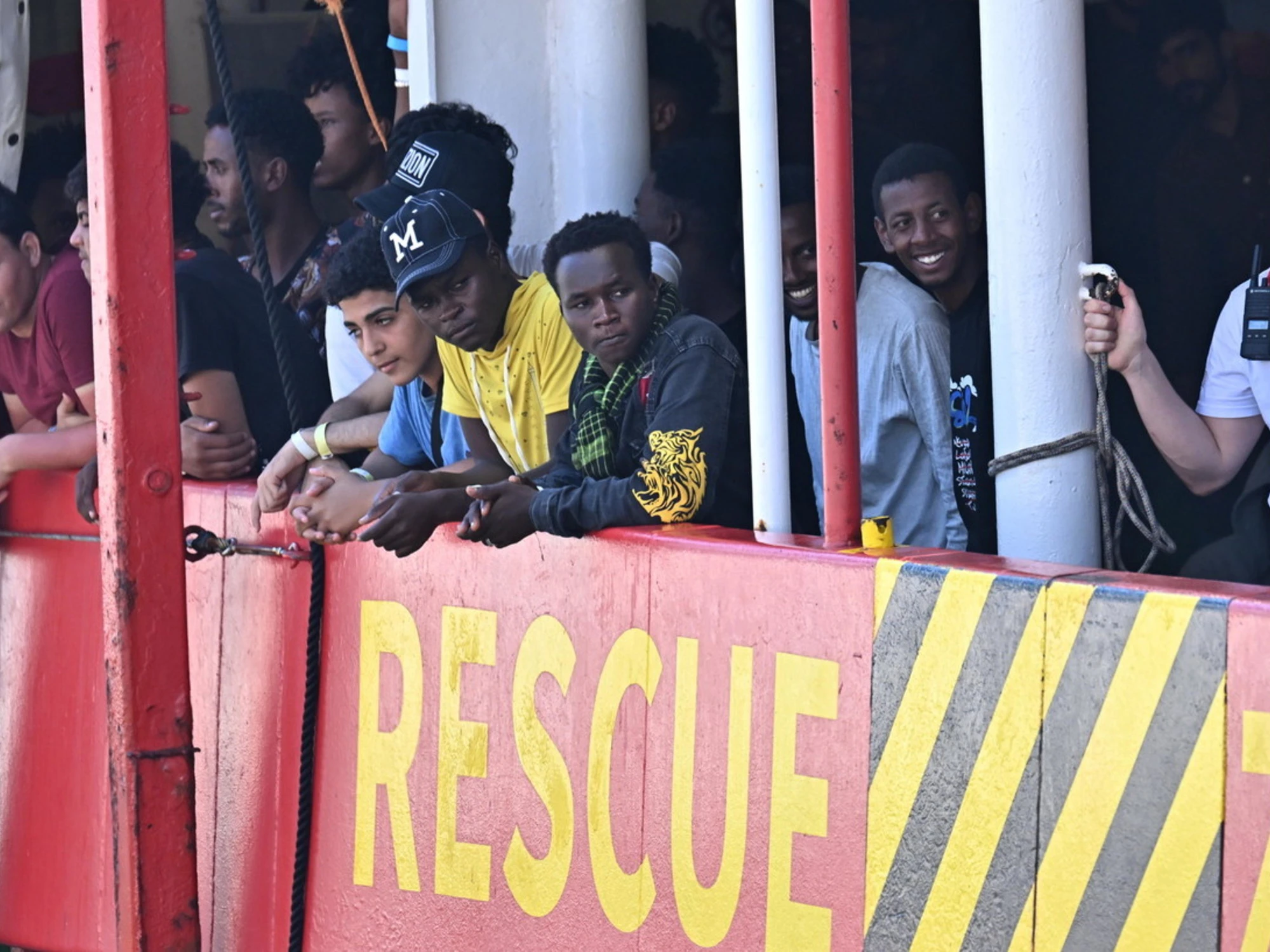 Spagna, così Sanchez vuole riempire l'Italia di immigrati: l'ira di Tajani