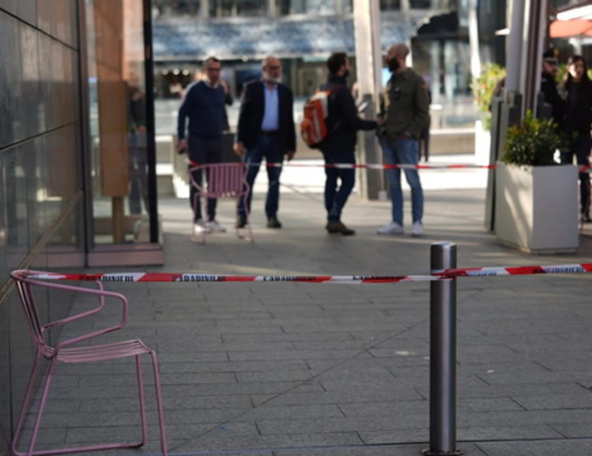 Milano, 43enne accoltellata alle spalle alle 9 di mattino in piazza Aulenti: è giallo