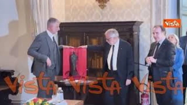 Giuli riceve bozzetto originale Dante Alighieri dello scultore Ximenes a Palazzo Firenze