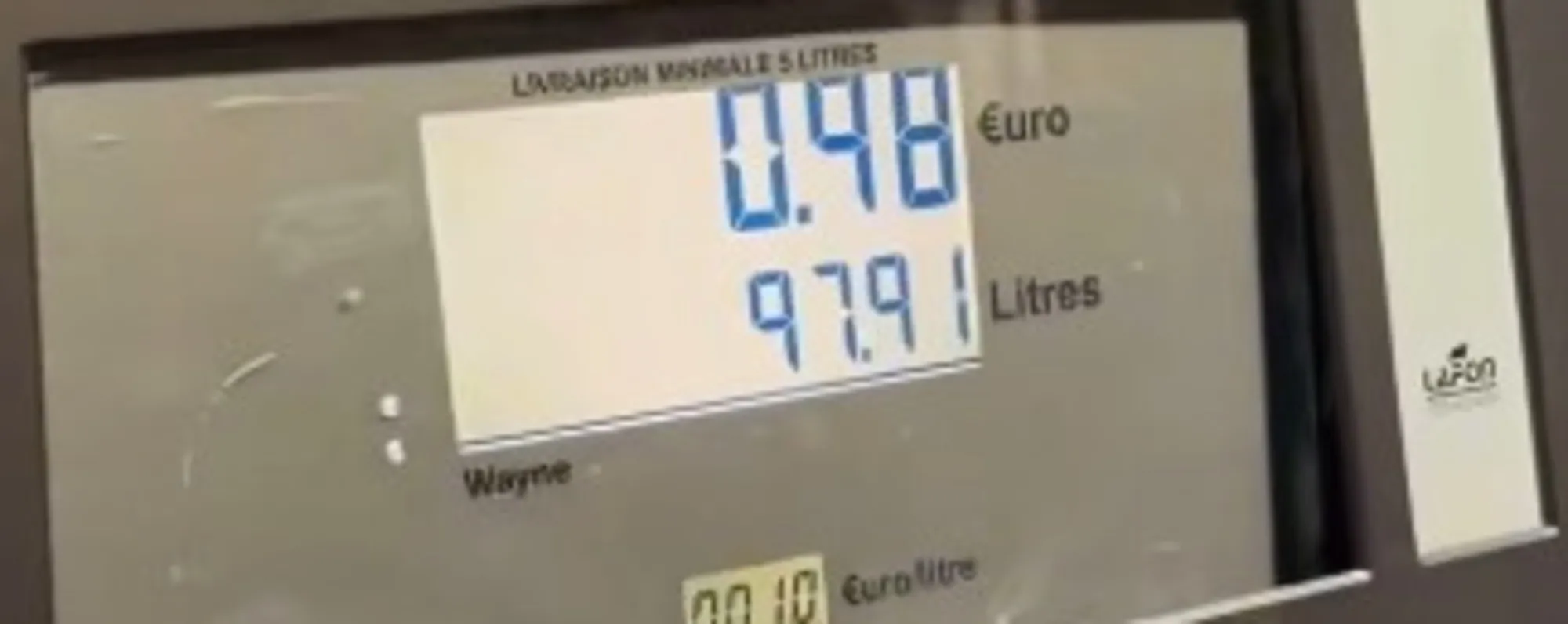 Carburante a 0,01 euro per errore: benzinaio preso d'assalto <span style="color: rgb(153, 0, 0);">Video</span>