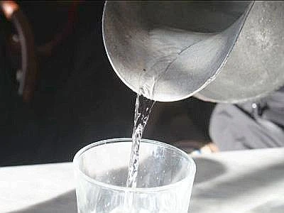 I pensionati italiani scelgono l'acqua 'del sindaco', la beve il 77,7%