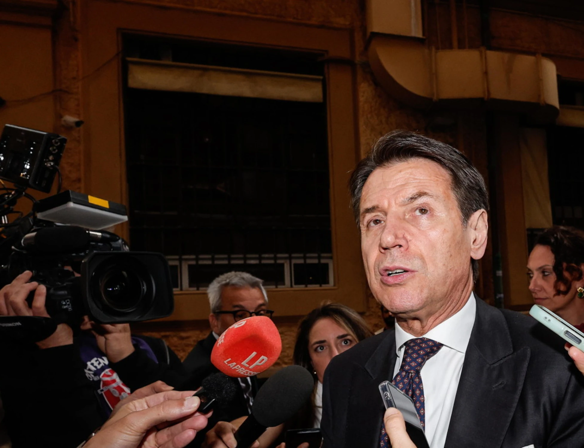 Giuseppe Conte, gli inspiegabili 435mila euro all'avvocato ex socio del grillino