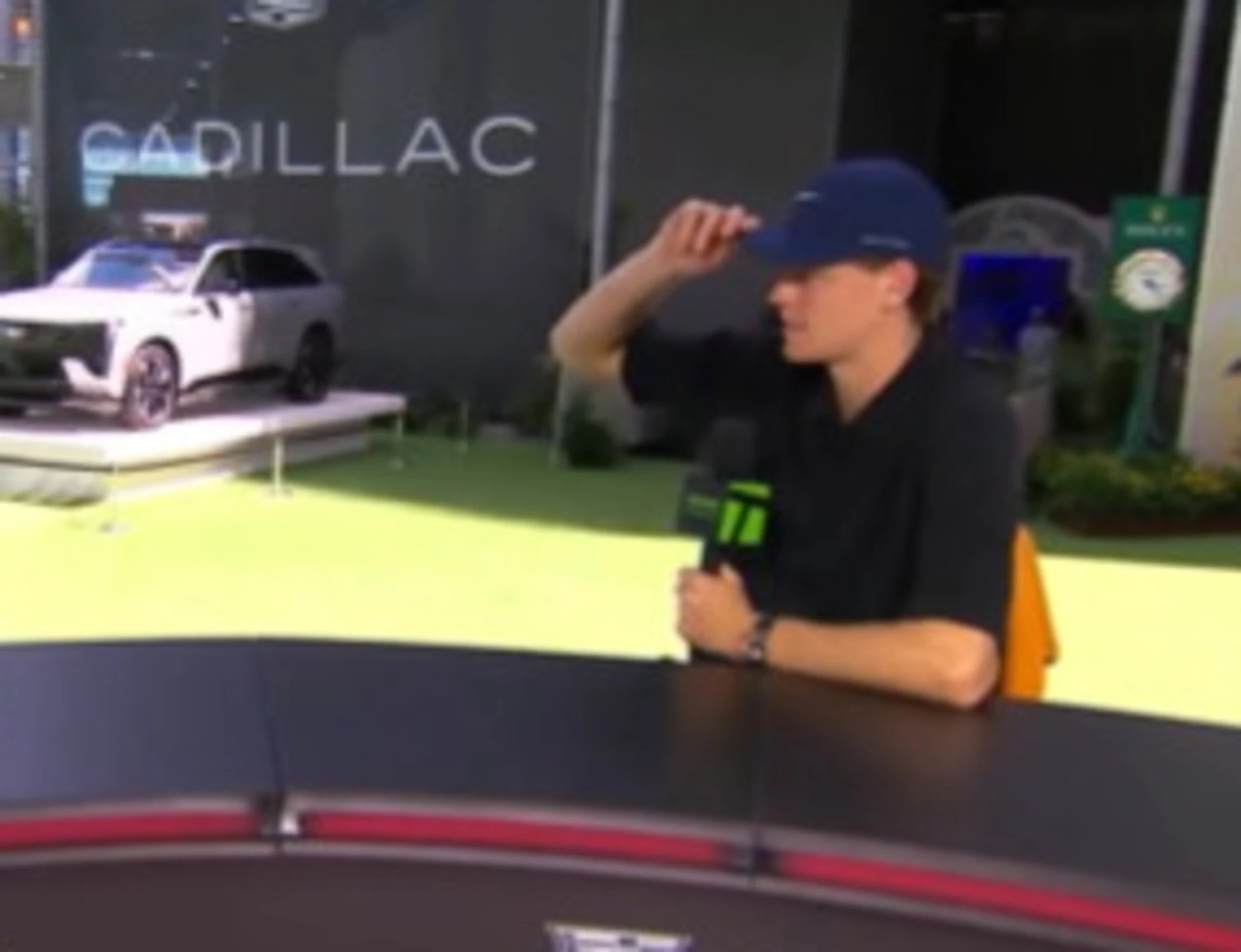 Jannik Sinner gela l'intervistatore: "Sono di fretta, grazie!"