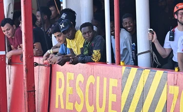 Spagna, così Sanchez vuole riempire l'Italia di immigrati: l'ira di Tajani