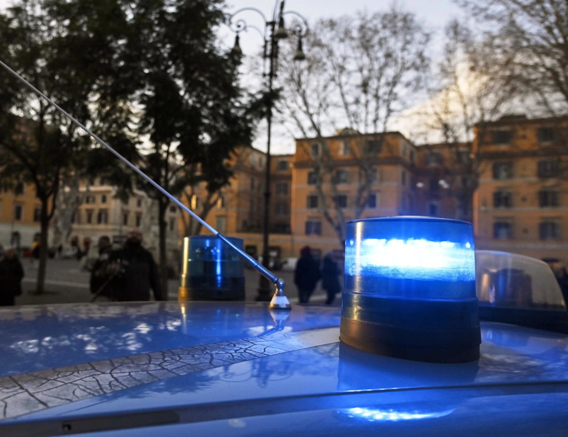 Roma, non si fermano all'alt e rischiano di investire gli agenti: caos in pieno giorno
