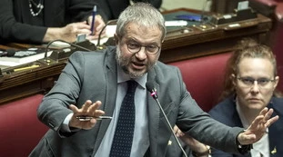 Claudio Borghi contro l'Ue: "Buffoni", il Recovery Fund non prima del 2021. Conte si è fatto fregare
