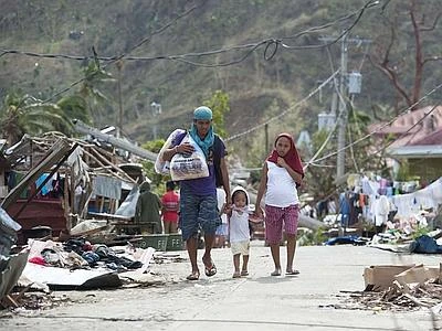 Filippine, i morti accertati sono 3.976 Presidente Aquino ispeziona aree colpite