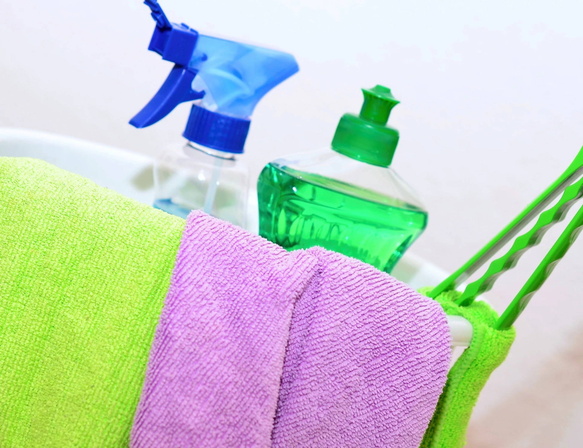 Spray detergenti e profumi: cosa stiamo respirando davvero dentro casa? La risposta della scienza