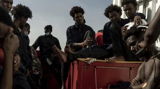 I migranti ora si comprano le barche: ecco quanto pagano. E le Ong...