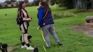 Donna presa a frustate col guinzaglio nel parco: scena agghiacciante, come la riducono