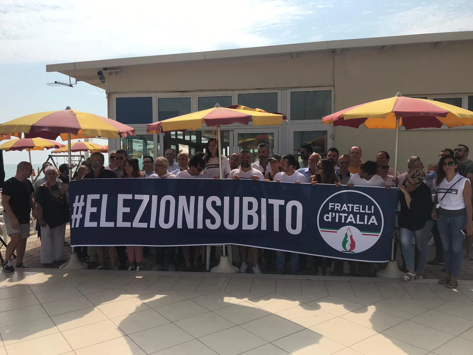 Giorgia Meloni, petizione in piazza contro il governo dell'inciucio: "Elezioni subito"
