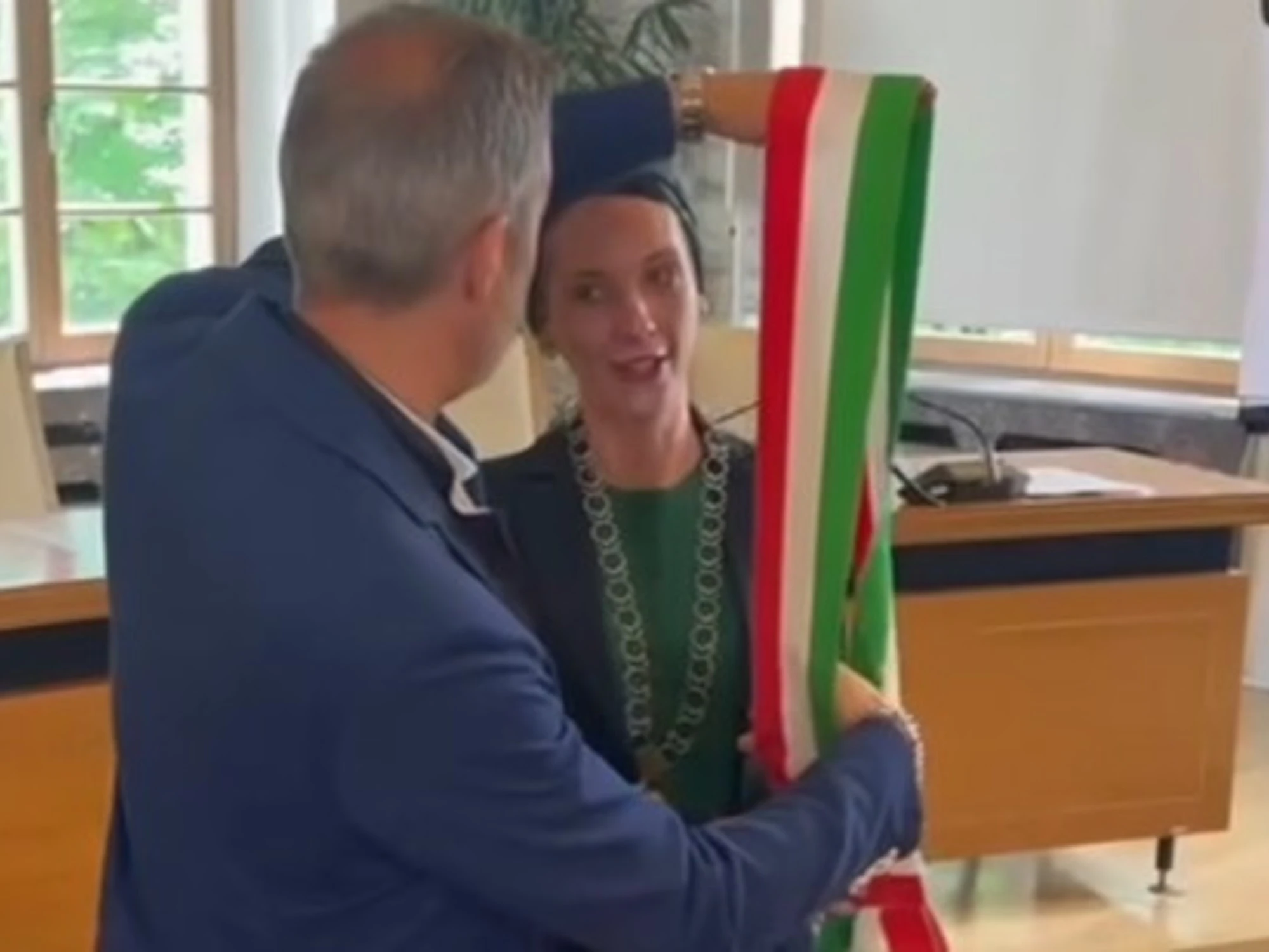 No al tricolore, lo sfregio della sindaca: esplode il caso
