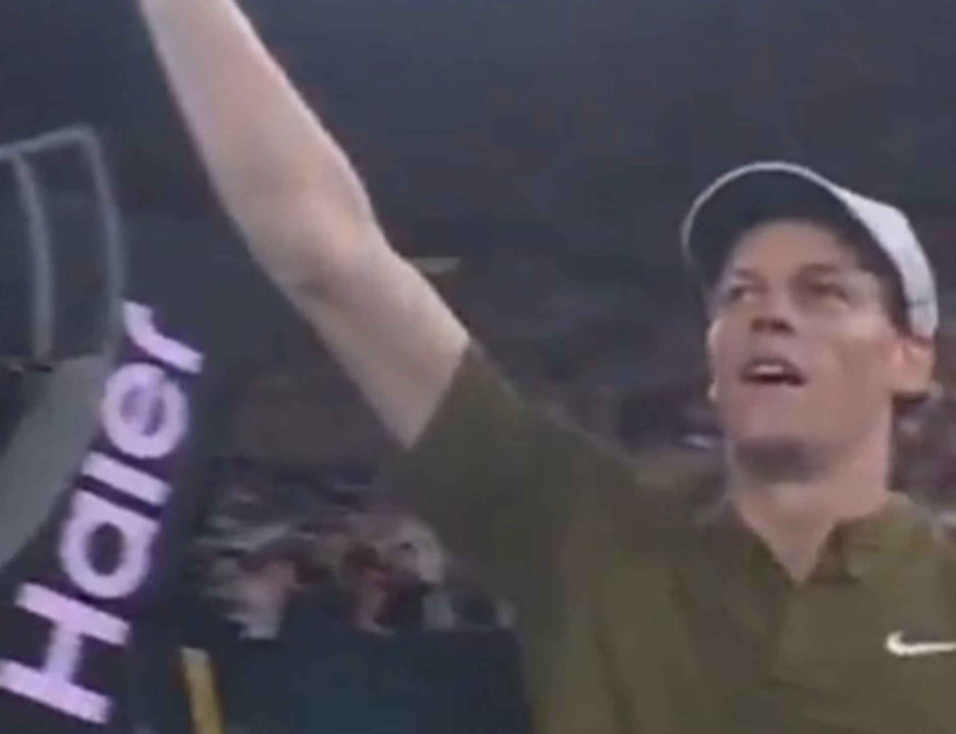 Jannik Sinner si scatena e gela il giornalista: "In silenzio su Musetti?"