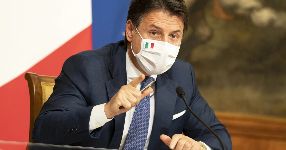 Giuseppe Conte, il "pacco dono" del Dpcm Natale: "Rabbia sociale", la profezia della leghista Baldassarre