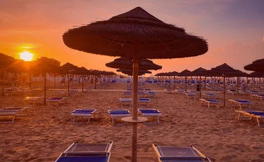 Otranto, "45 minuti di tentativi per rianimarlo": muore in spiaggia tra i bagnanti