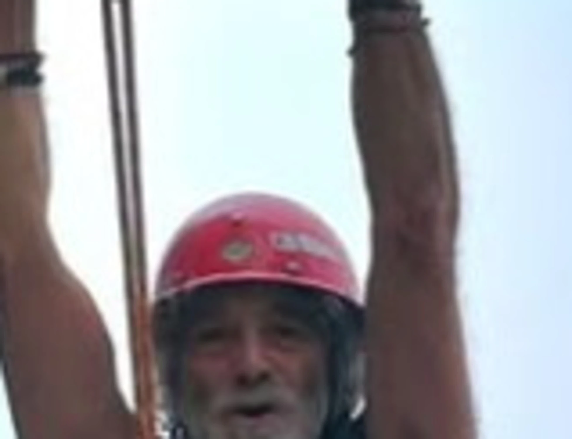 Mauro Corona appeso nel vuoto: roba da non credere