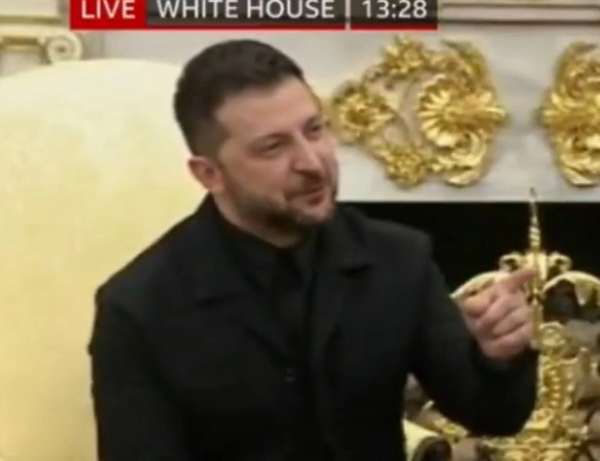 Zelensky vestito così alla Casa Bianca. Gelo con il giornalista: "Ma tu no"