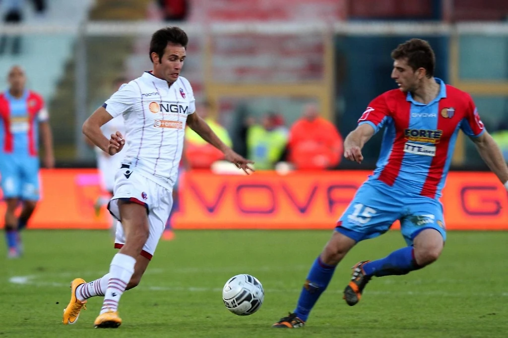 Serie B, Catania-Bologna finisce 2-2, spettacolo e polemiche. Carpi in fuga, gol fantasma a Bari