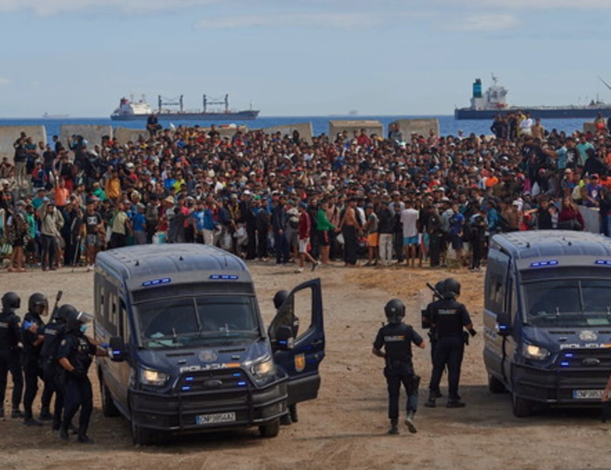 Ceuta, Pedro Sanchez crolla: la linea dura sui migranti manda ai matti il Pd