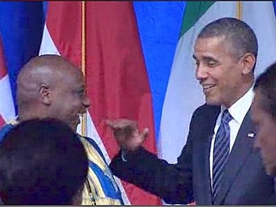 Obama confessa: ''Ho smesso di fumare per paura di Michelle"