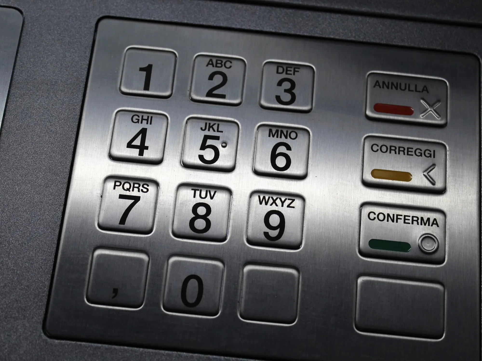 Leggi l'articolo: Sorpreso in casa con la moglie: viene accoltellato mentre tenta la fuga col bancomat rubato
