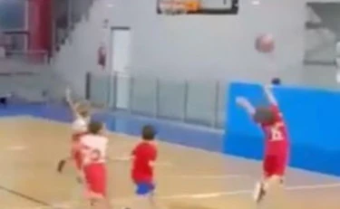 Il canestro del piccolo Liam per il padre morto sul campo