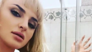 Arisa si alza il body e mostra il seno? Il pesante provvedimento contro questa foto