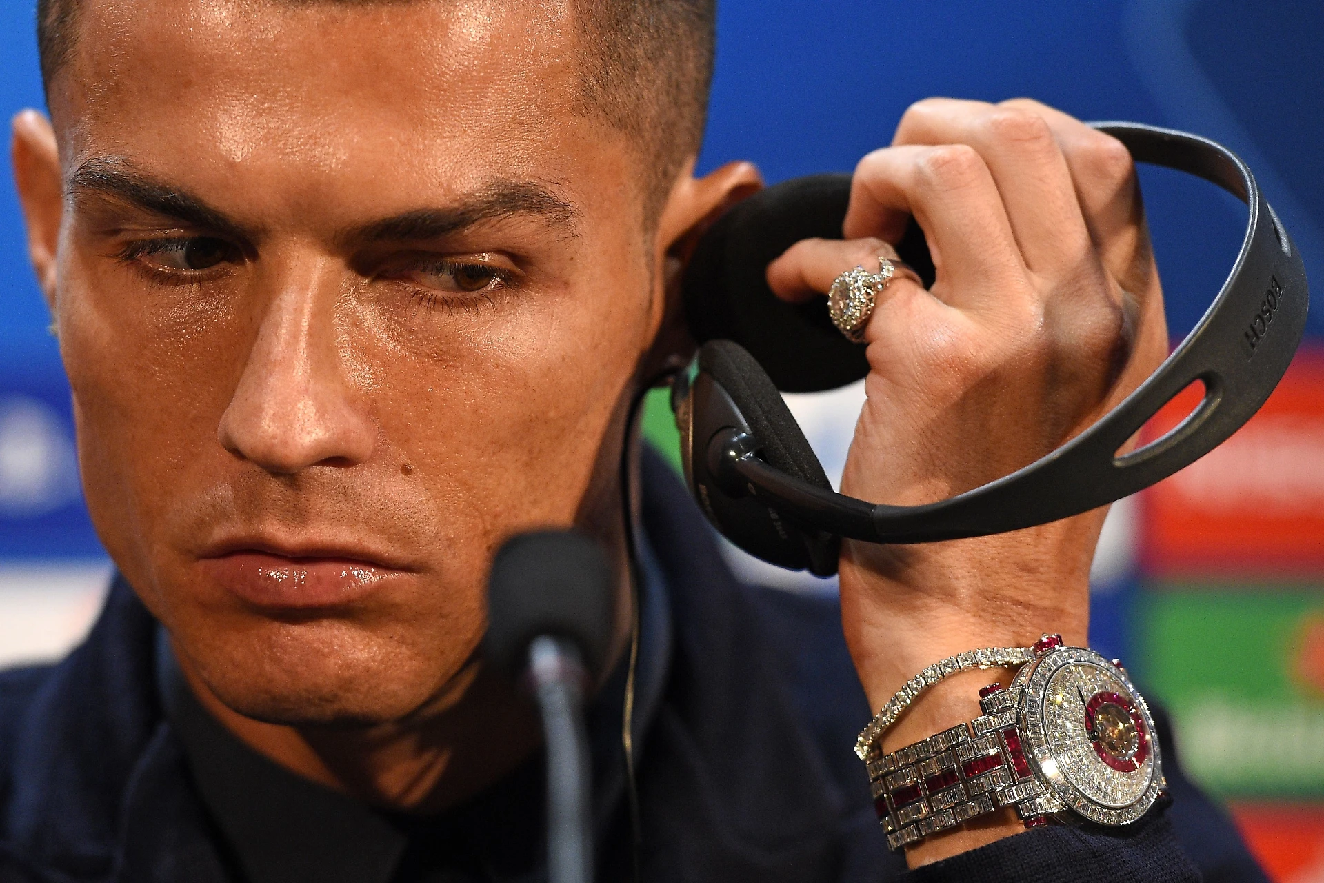 Cristiano Ronaldo si presenta in conferenza stampa con un orologio di diamanti da due milioni di euro