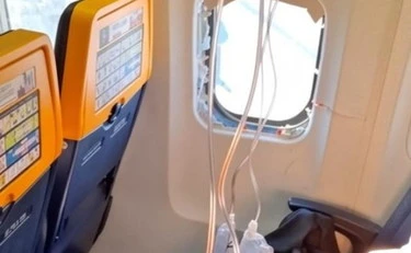 Ryanair, finestrino si rompe in volo: passeggero trattenuto per non essere risucchiato