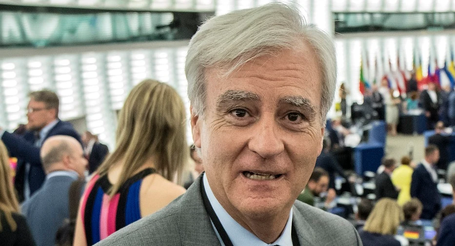Antonio Maria Rinaldi smaschera Ue e von der Leyen: "Salvini trattato da delinquente, pregiudizi sull'Italia"