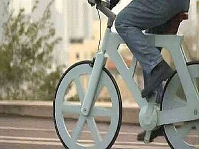 Due ruote di cartone a prova di acqua e fuoco, nasce la bici-origami