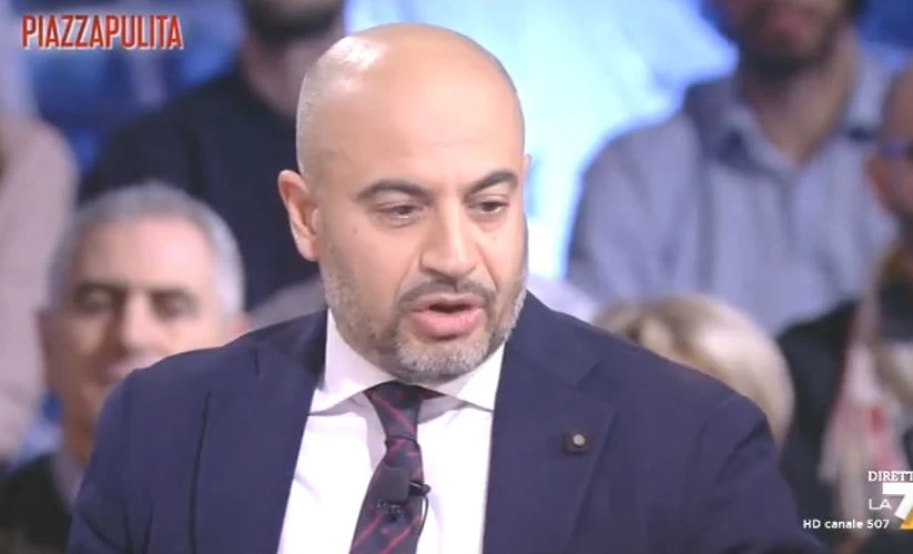 Gianluigi Paragone a PiazzaPulita si schiera con Claudio Borghi: "L'euro è stato progettato per fallire"
