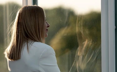 Spiagge, Meloni spiana Schlein: "Attaccare il governo è vergognoso"