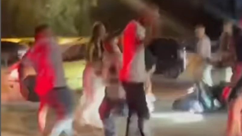 Napoli, massacrato a colpi di mazza dal branco di immigrati: il video dell'orrore