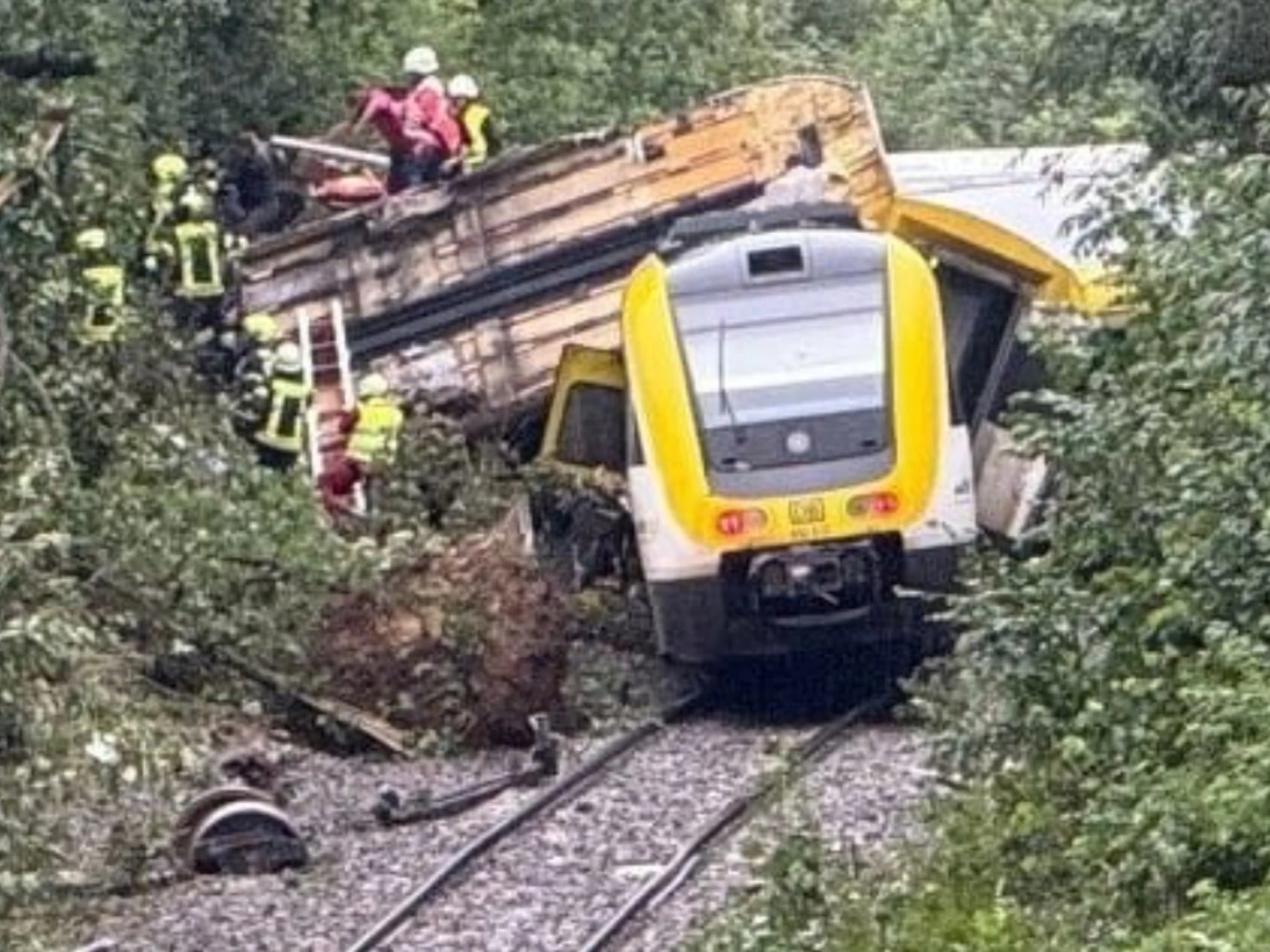 Germania, deraglia treno con 100 passeggeri: morti e feriti