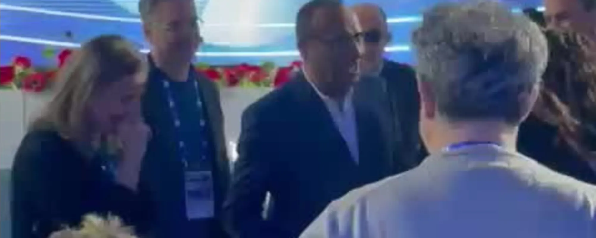 "Piscia tre volte al giorno": prego? Cosa sussurra Carlo Conti