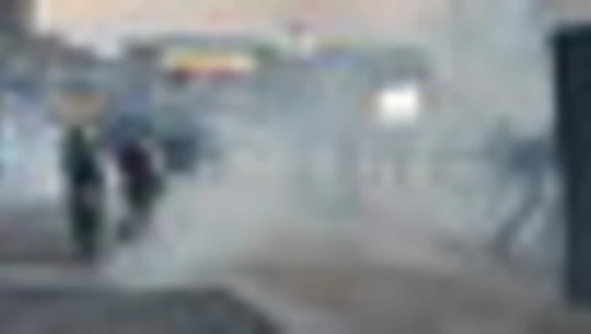 Guerriglia urbana a Milano, scontri in Duomo tra polizia e manifestanti