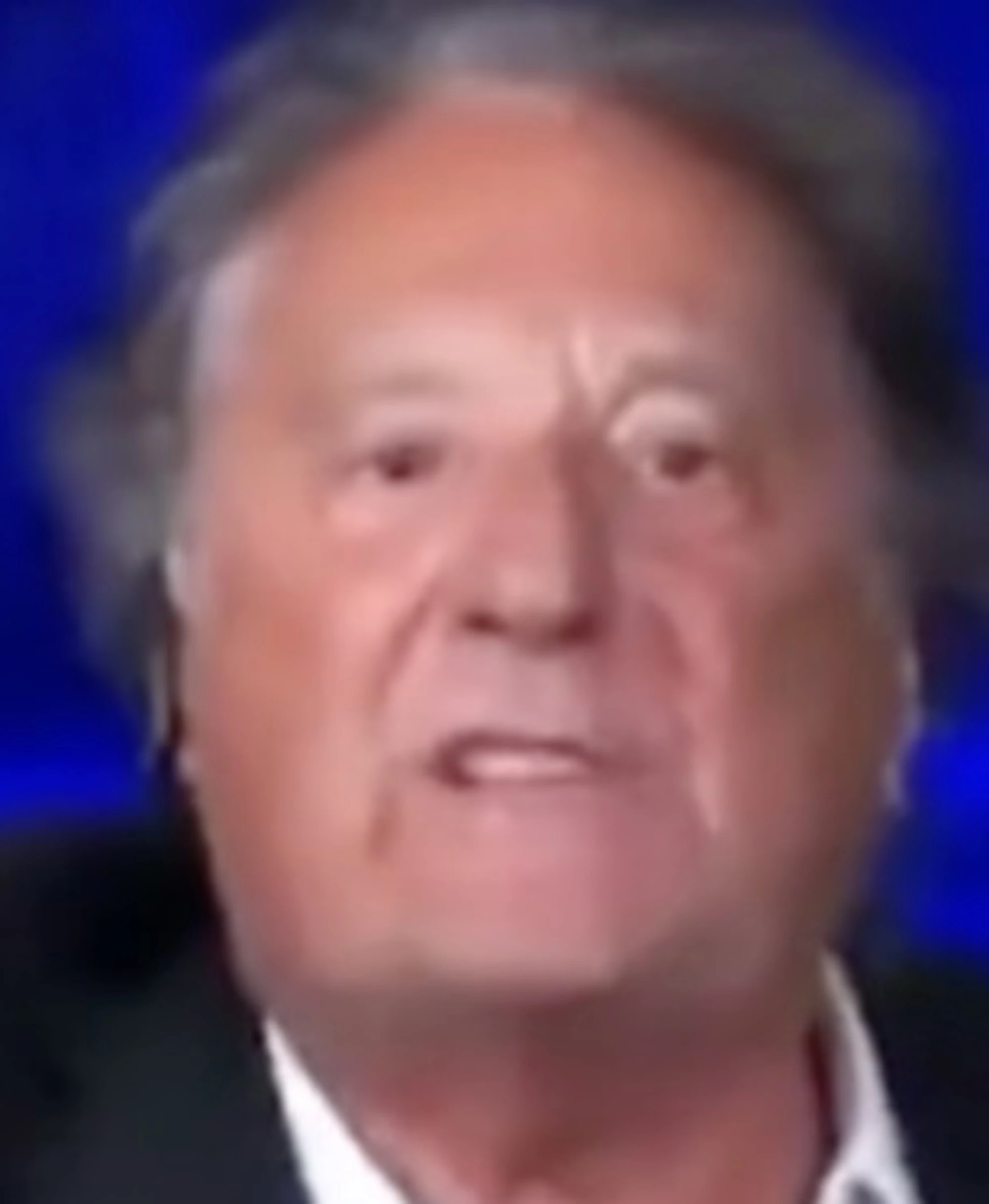Enzo Iacchetti sbraita in tv poi fa la vittima: è già l'idolo dei compagni