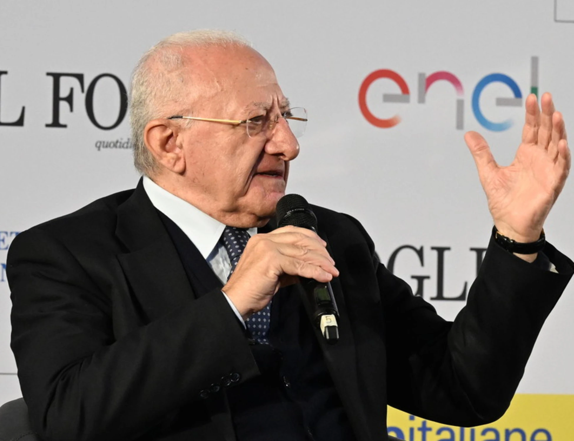 De Luca spiana Schlein e Fico: "Il tempo delle scemenze è finito"