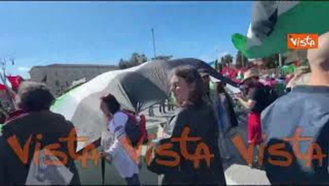 Alla manifestazione No Kings a Roma sventola un'enorme bandiera della Palestina