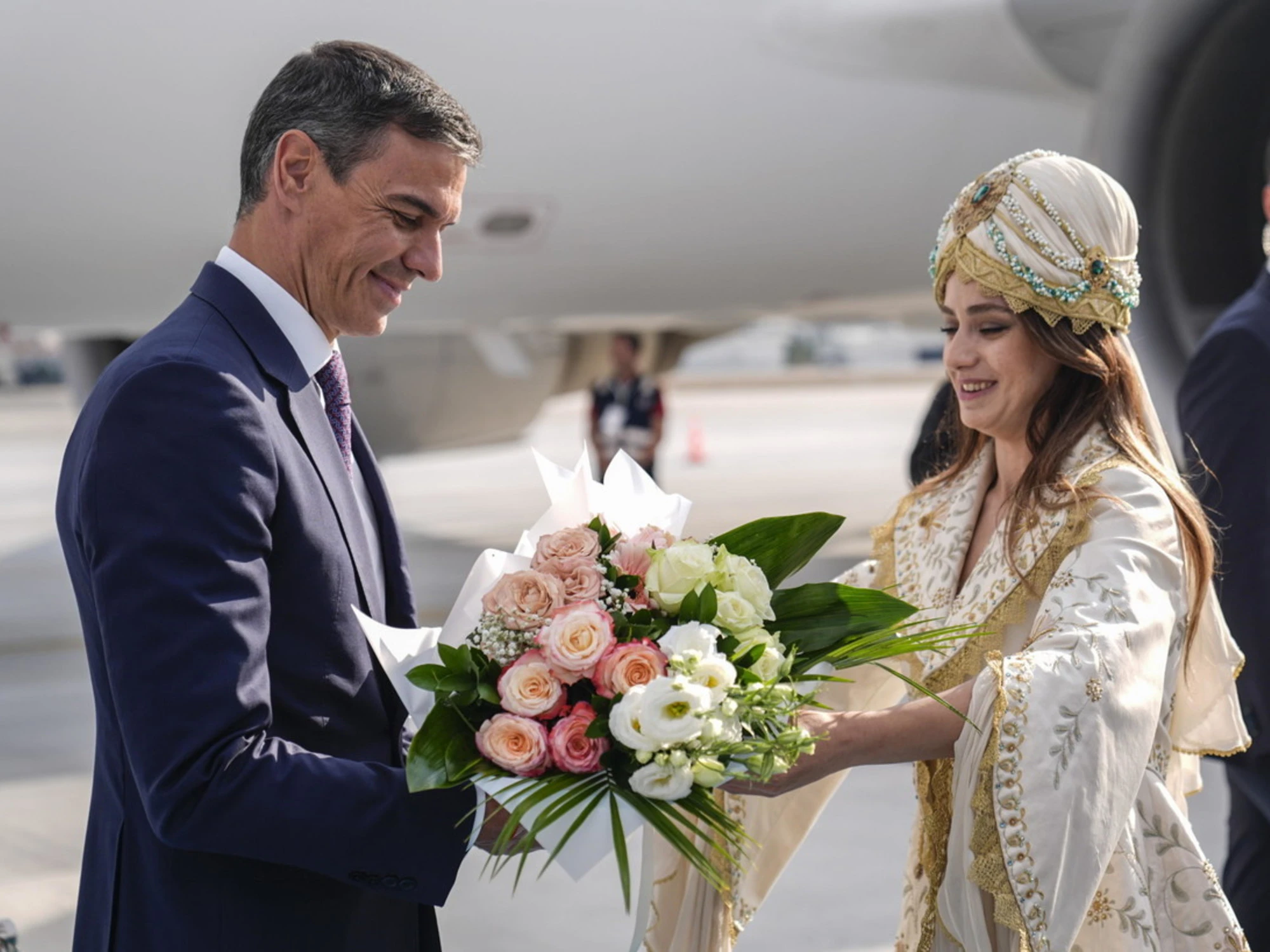 Pedro Sanchez umiliato ad Ankara: moglie indagata bloccata in Spagna, cosa gli fanno trovare in aeroporto