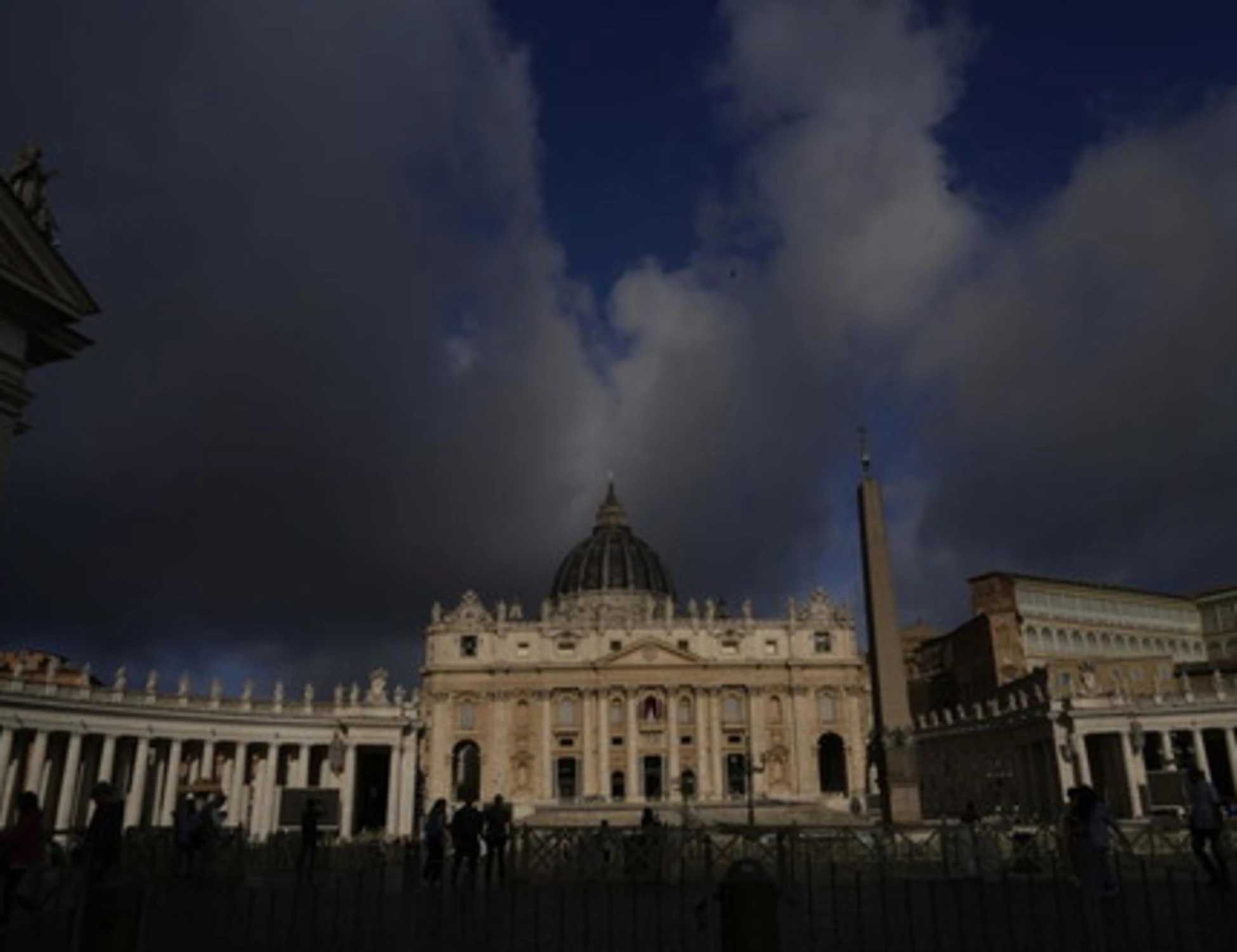 Conclave, "non sono malato. Non mi hanno invitato": esplode il caso