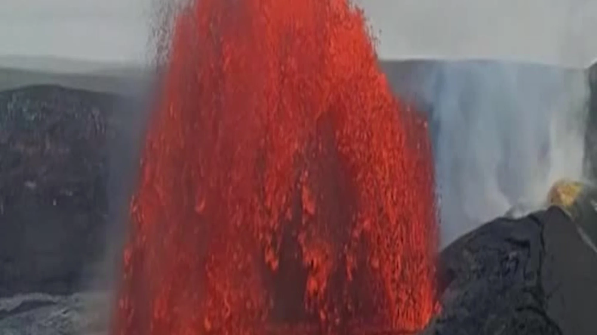 Hawaii, nuova eruzione del Kilauea: la spettacolare fontana di lava