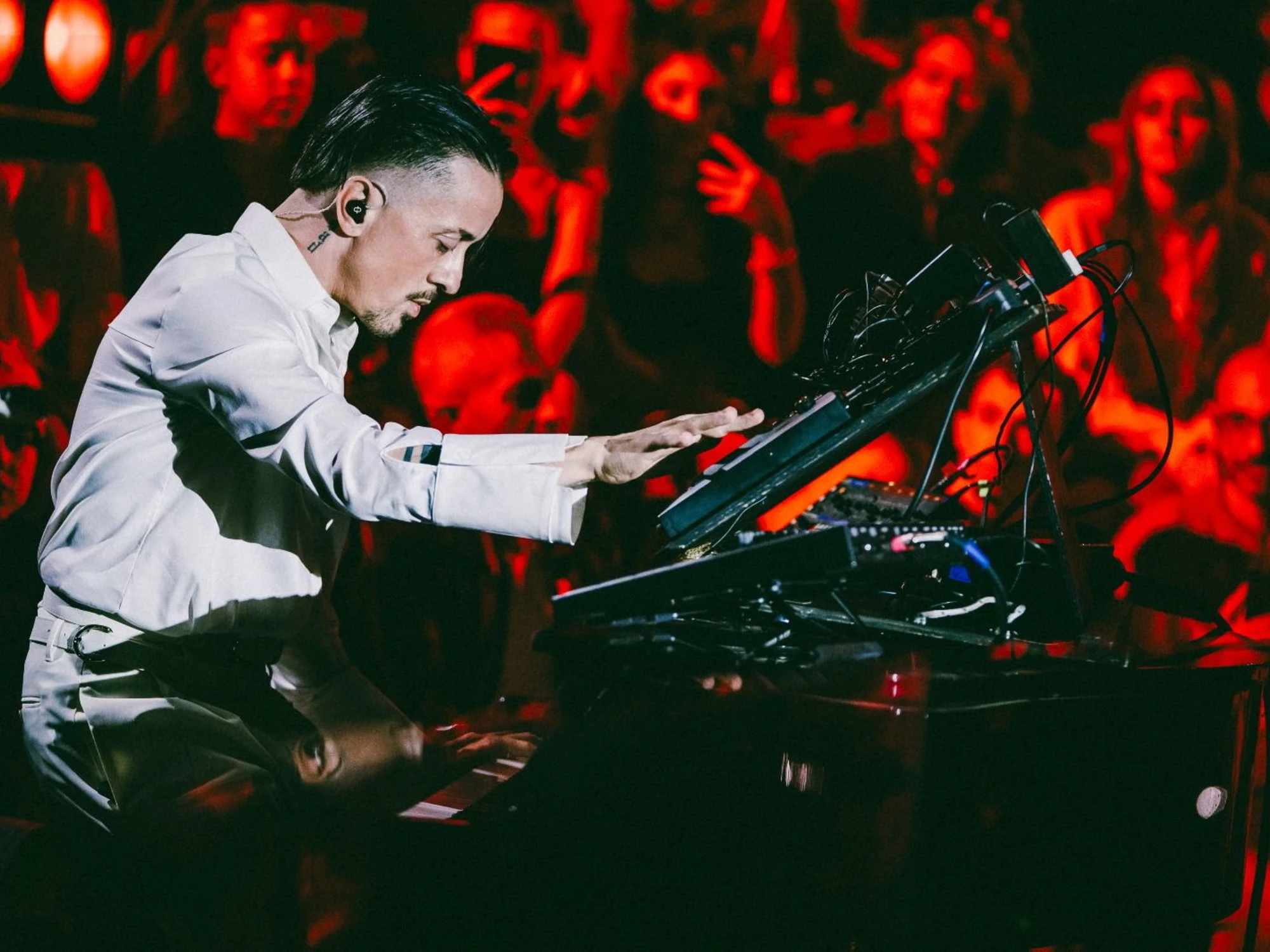 CLAYPAKY ILLUMINA L’ESIBIZIONE SPECIALE DI DARDUST AL FUTURE HITS LIVE 2025 DI ROMA