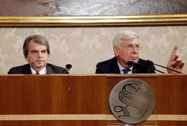 Forza Italia al Quirinale: "Crisi di governo". Napolitano: "Verifica parlamentare per Letta"