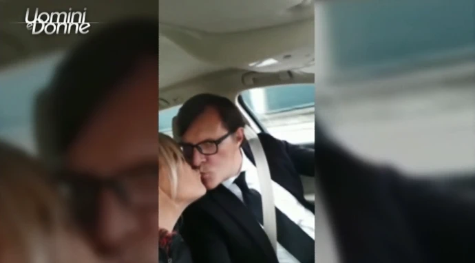Uomini e donne, Gemma Galgani e lo scandaloso bacio a Paolo: "Da una bocca all'altra", "Flipper, le infili..."