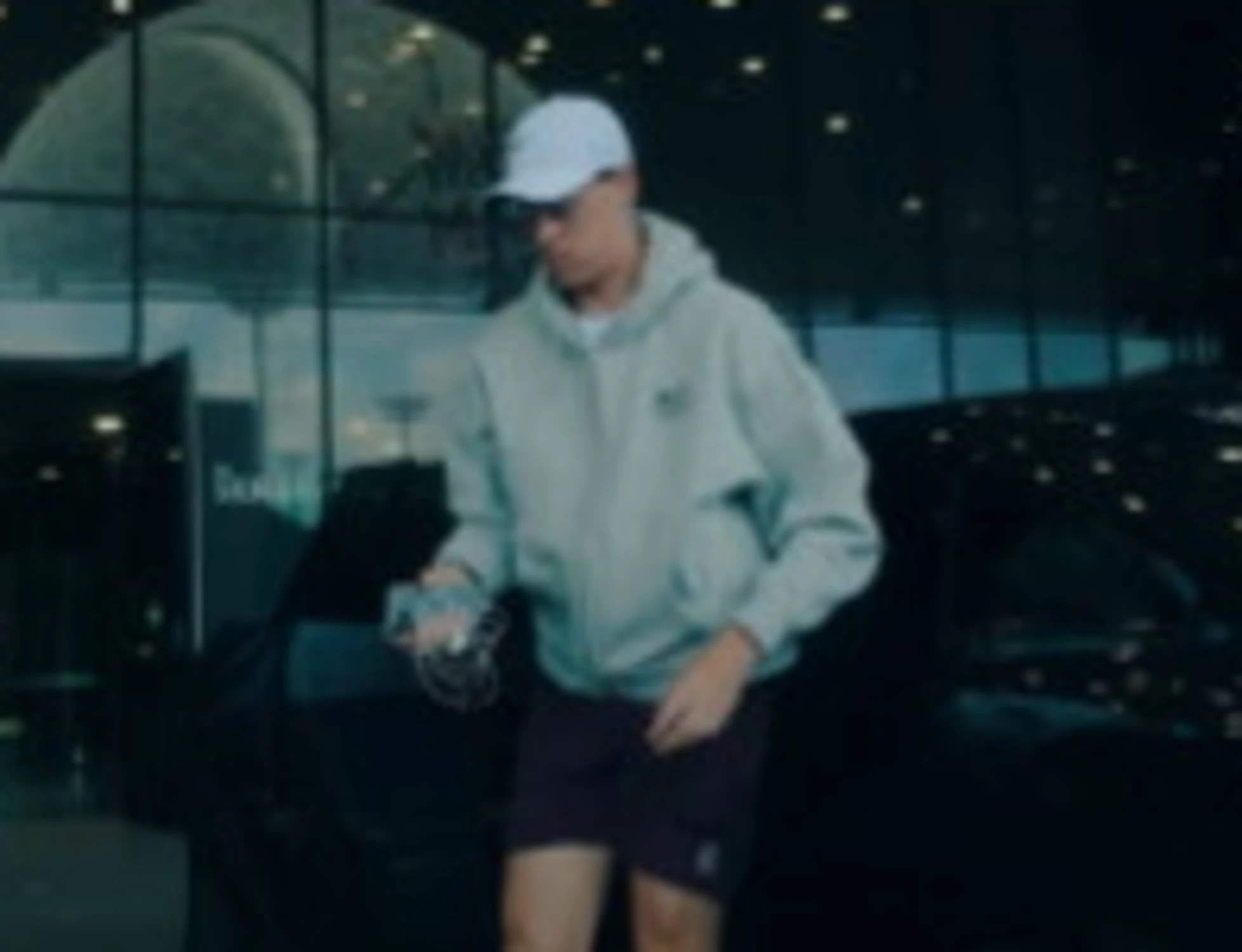 Jannik Sinner, "vigliacco!": arriva a Madrid, come lo accolgono i tifosi di Alcaraz